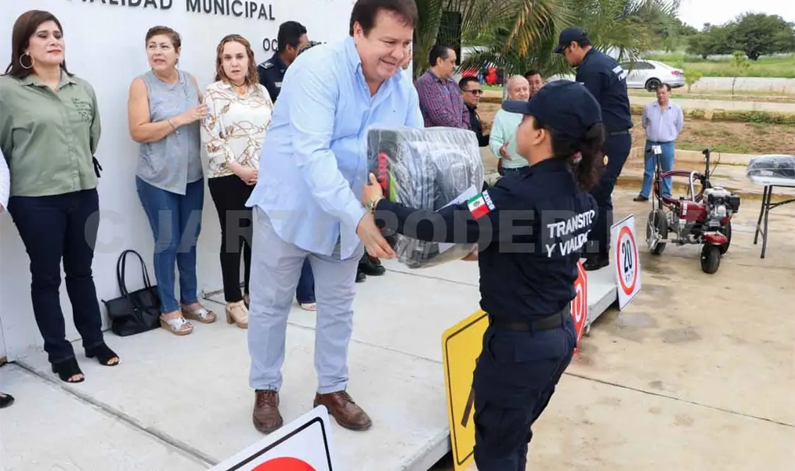 Entregan equipo y uniformes a policias de tránsito