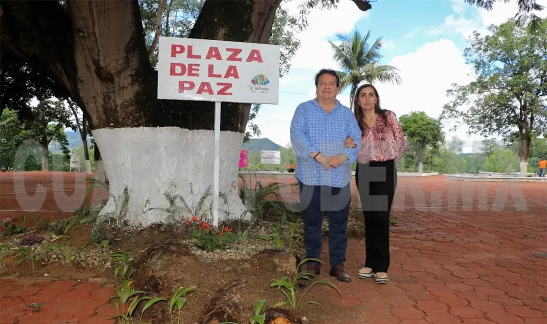 El presidente municipal Mariano Rosales en compañía de su esposa Margarita Sarmiento en el Parque de la Paz. CP