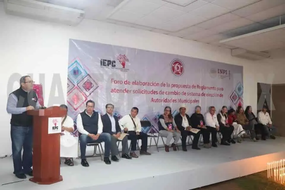 Osvaldo Chacón, titular del IEPC, explicó que la consulta es para que se construya la propuesta de reglamento para atender solicitudes de consultas indígenas. Cortesía