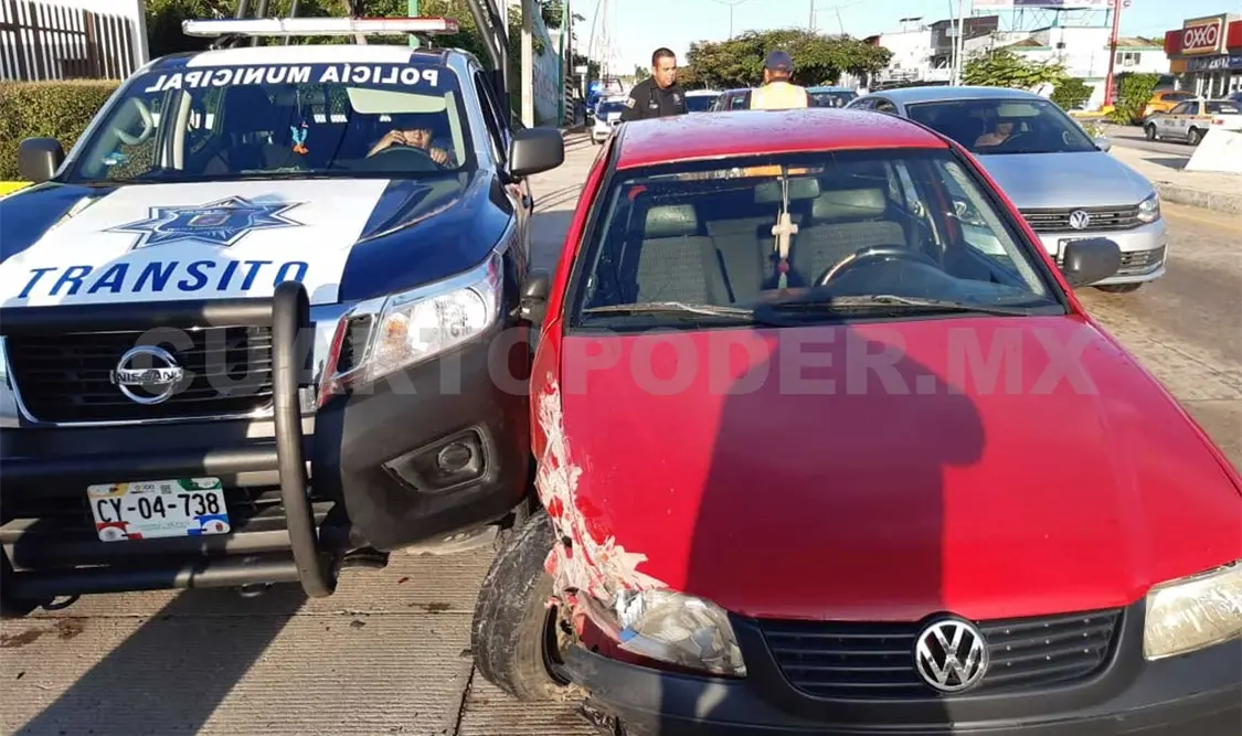 Conductor impacta a una patrulla