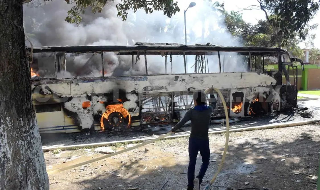 Normalistas siniestran camión de pasajeros