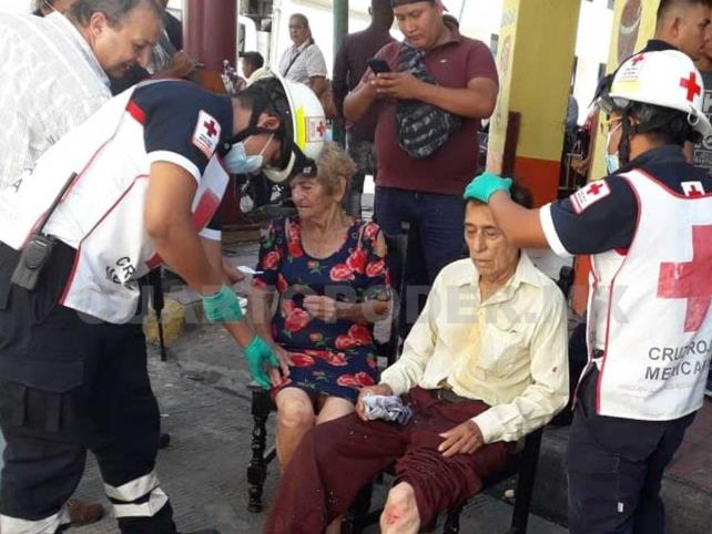 Pareja de abuelitos son arrollados en el centro