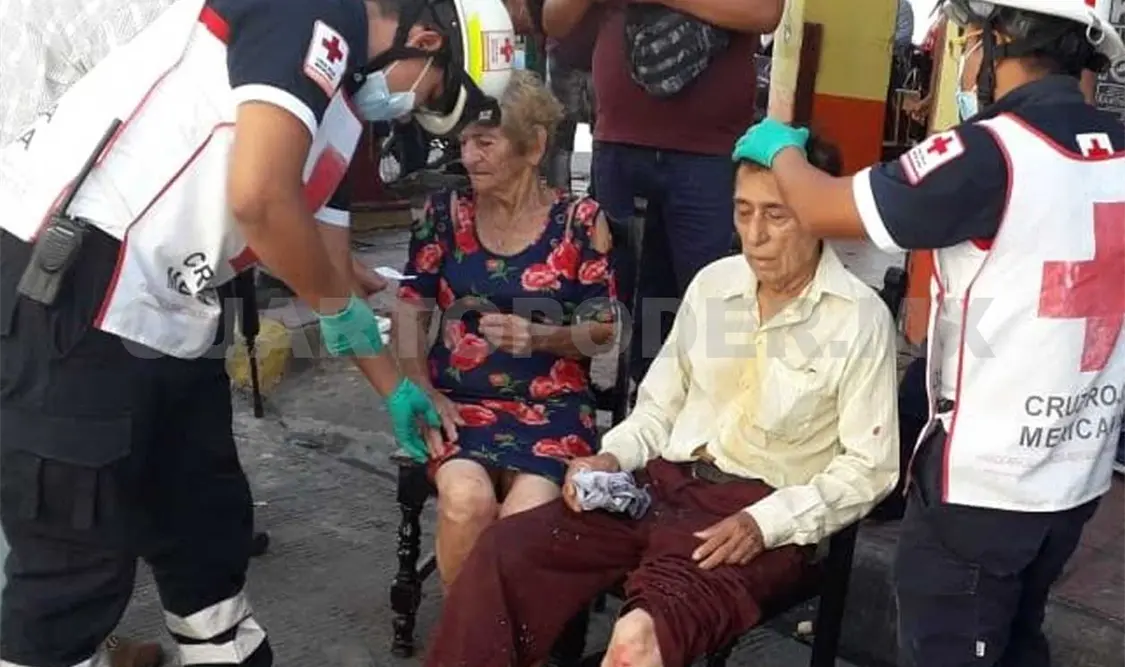 Pareja de abuelitos son arrollados en el centro