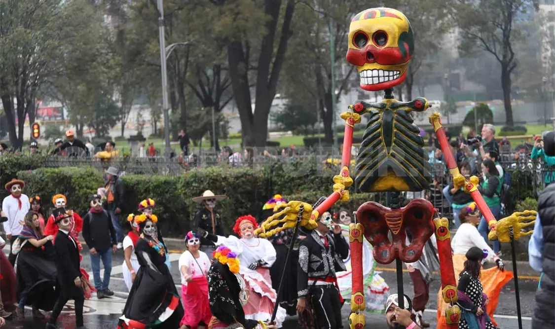Realizan Mega Desfile de Día de Muertos