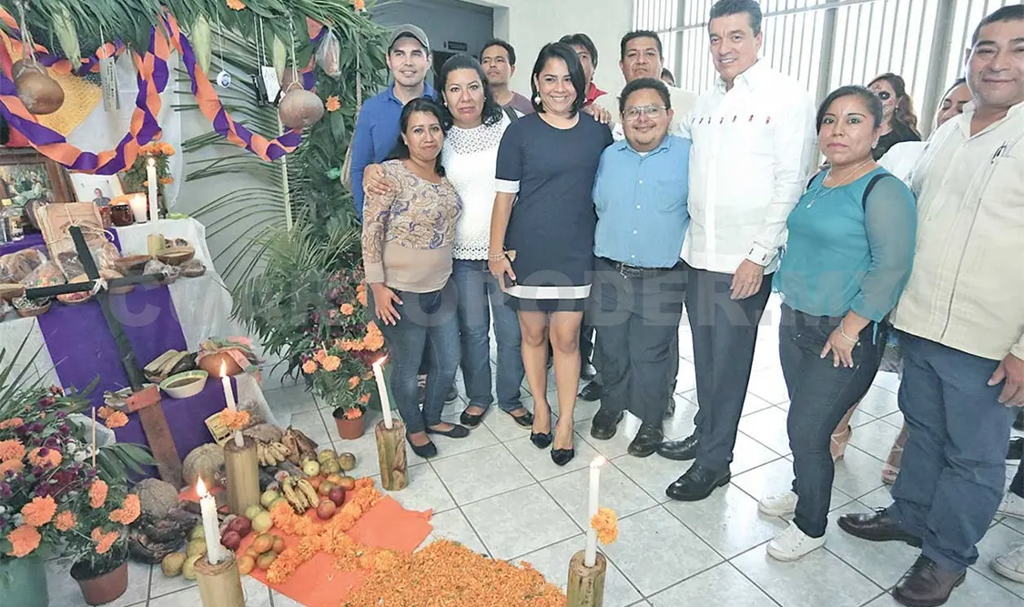 El gobernador recorrió la exposición de altares en el Poder Judicial. CP