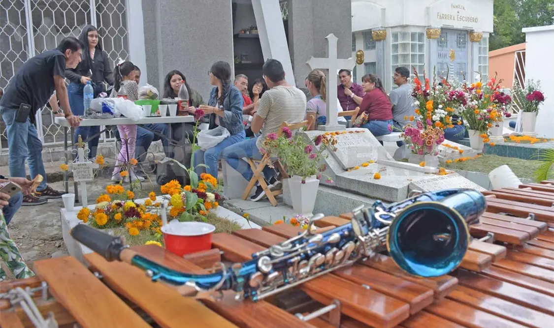 Los panteones se vistieron de color en las festividades del Día de Muertos. Guillermo Ramos / CP