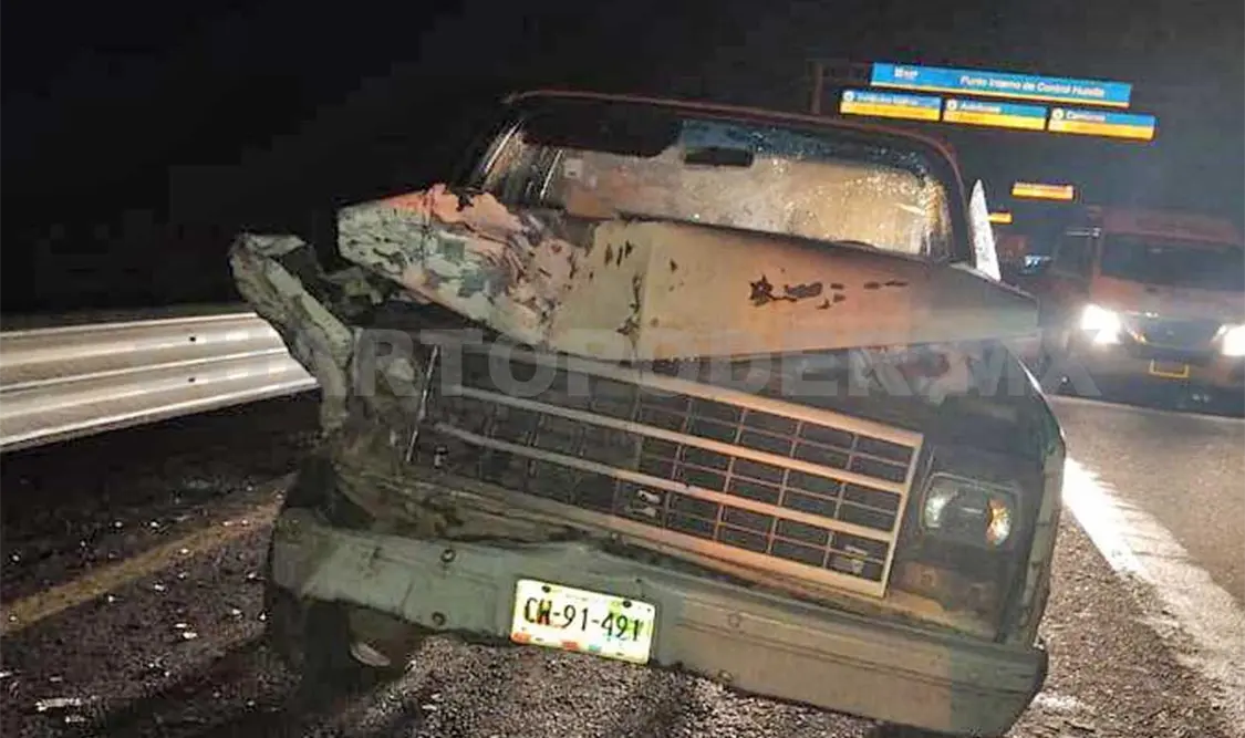 Autoridades ordenaron que las camionetas fueran remolcadas por una grúa a un corralón. CP