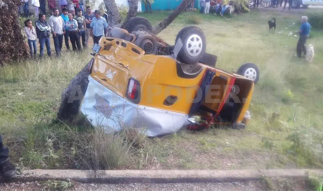 Tres heridos en volcadura de mototaxi