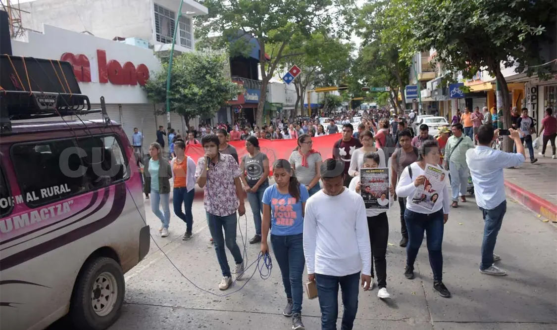 Secuestran unidades y marchan en la capital