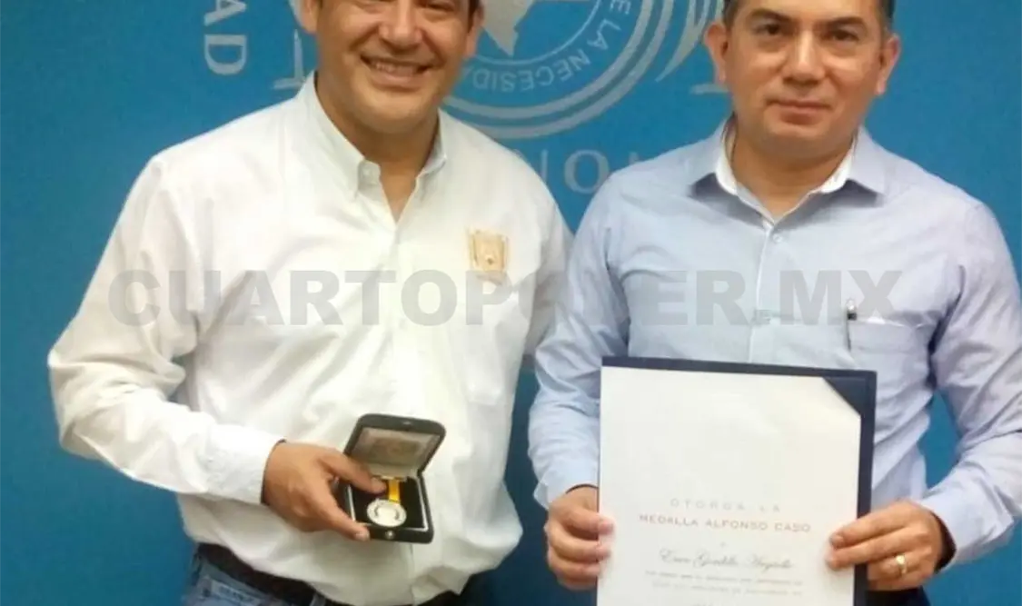 Distinguen a chiapaneco con medalla