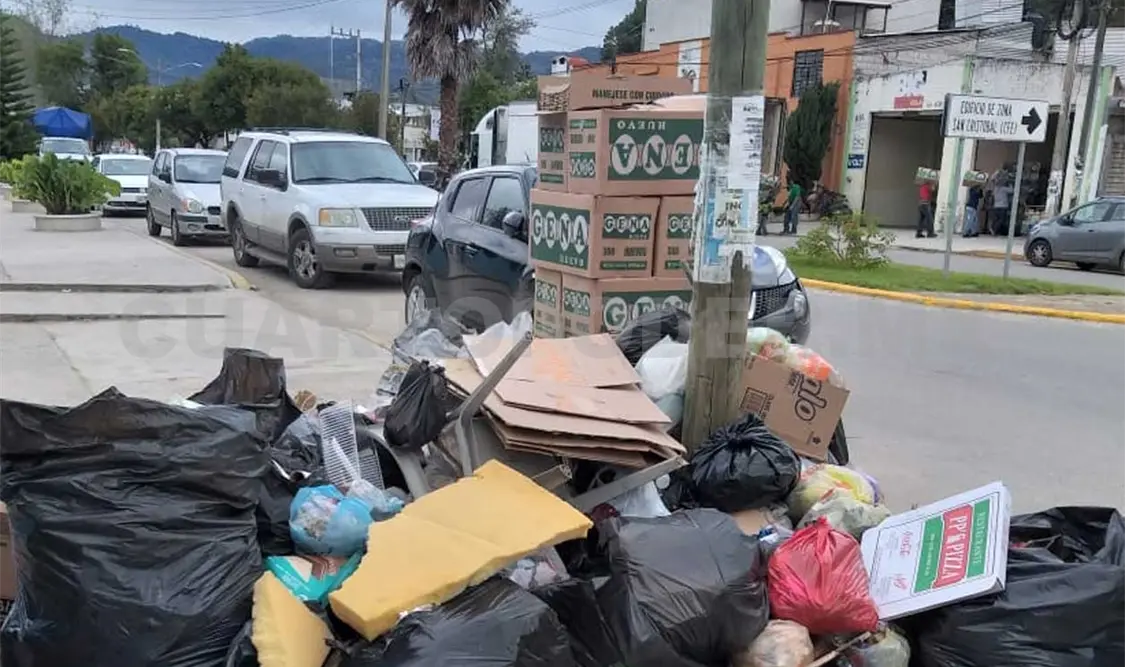 Denuncian a CFE por sacar basura a la calle