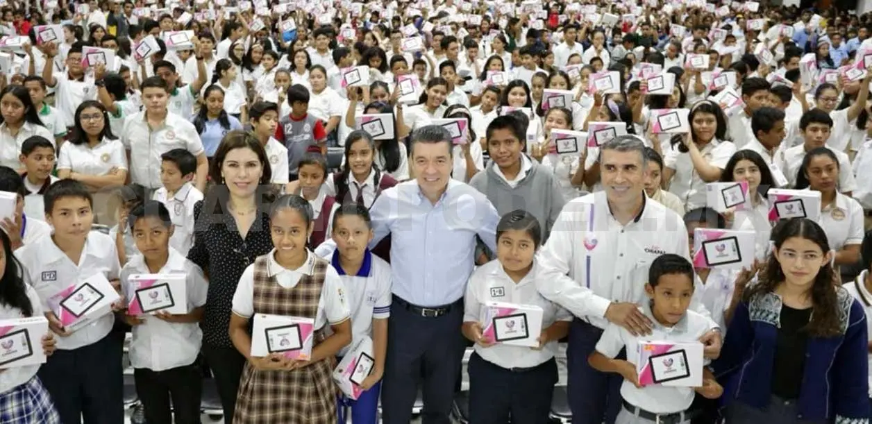 Entrega REC más de mil tabletas a estudiantes