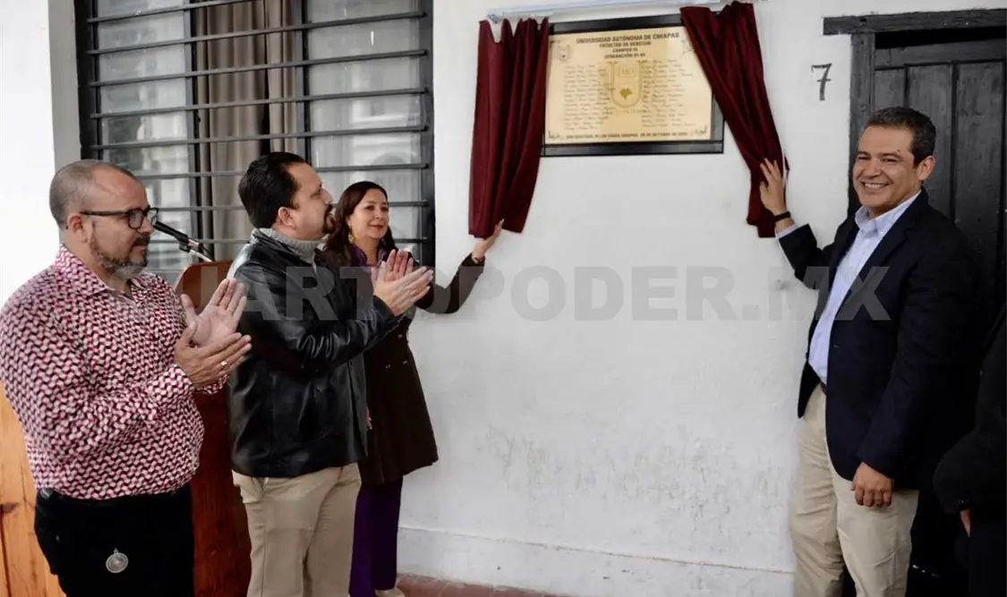 Develan placa egresados de la Facultad de Derecho