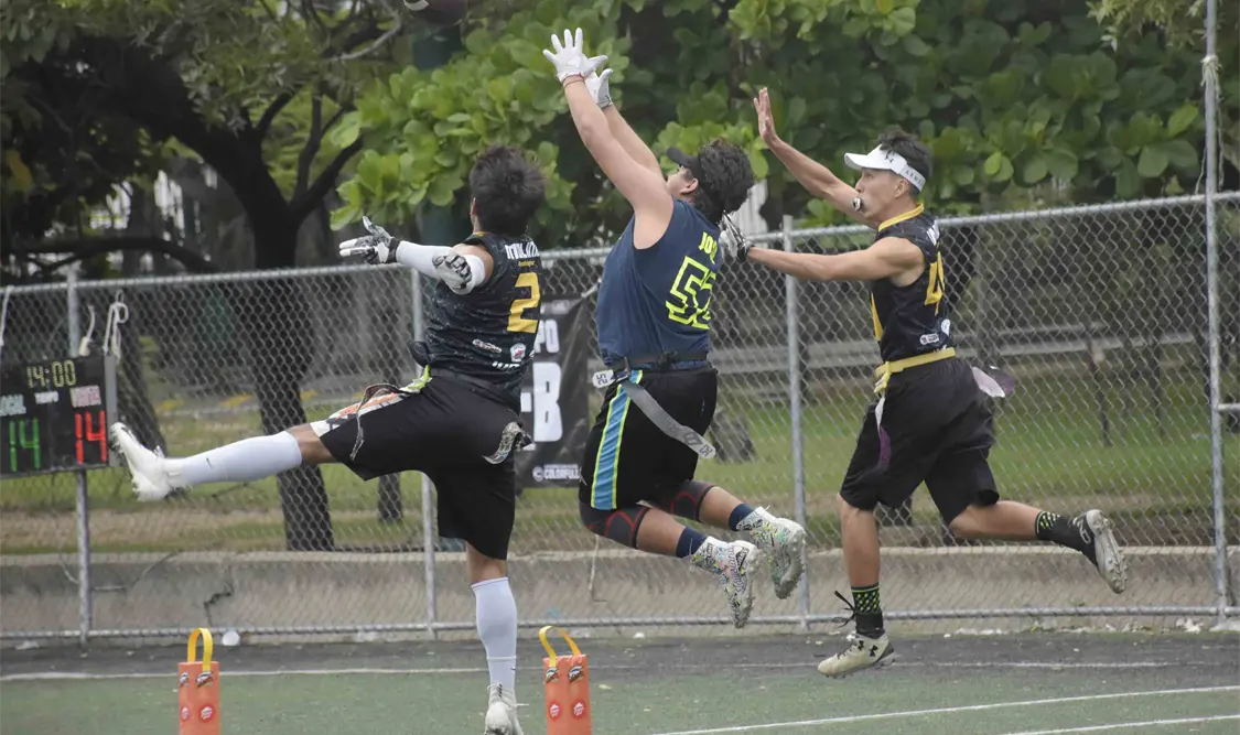 Acciones del campeonato de Tocho Bandera que se disputa cada semana en el emparrillado de Caña Hueca. Guillermo Ramos/CP