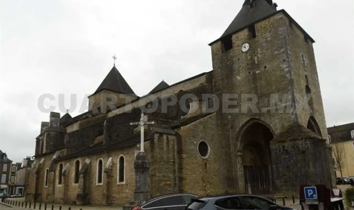 Ladrones derribaron la puerta de la Catedral de Oloron-Sainte-Marie en Francia, para robar tesoro. Cortesía