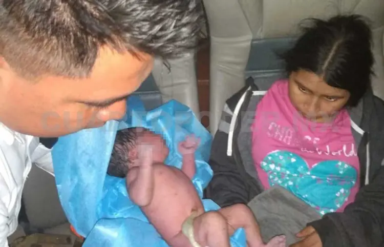 Dio a luz en autobús en el retén La Pochota