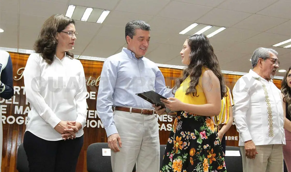 Entrega Rutilio Escandón becas y certificados a madres jóvenes