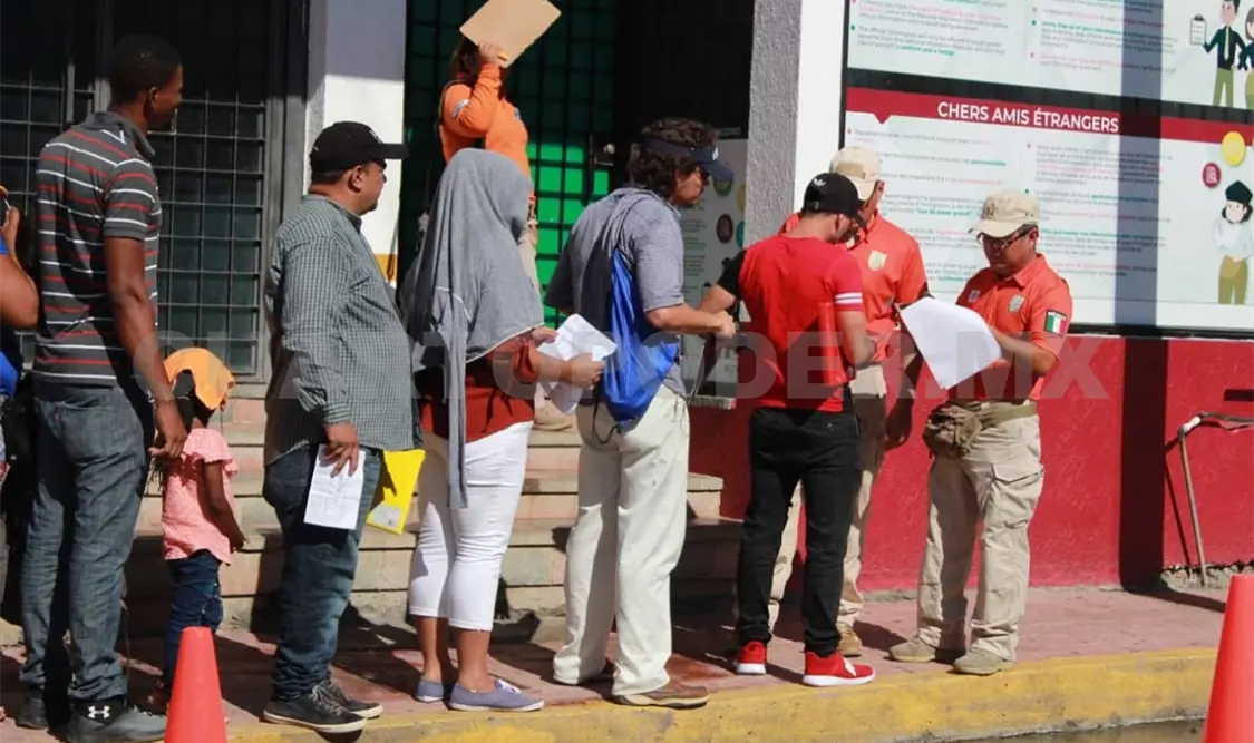 Africanos reciben Tarjetas de Visitante Permanente