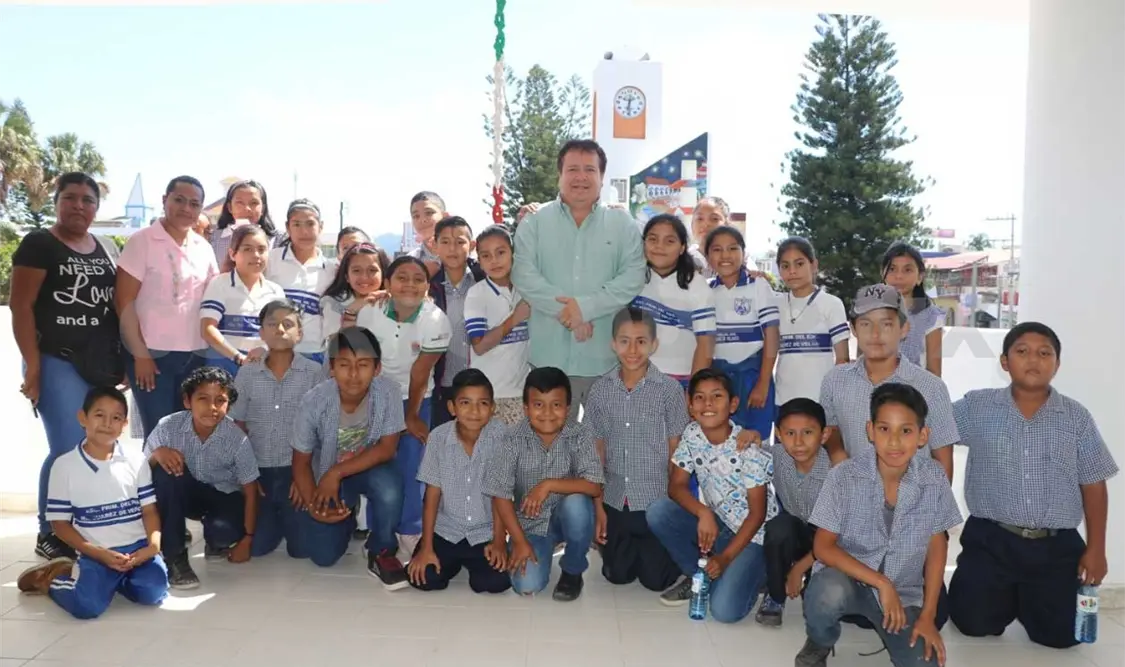 Alumnos visitan a Rosales Zuarth en la sala de cabildo
