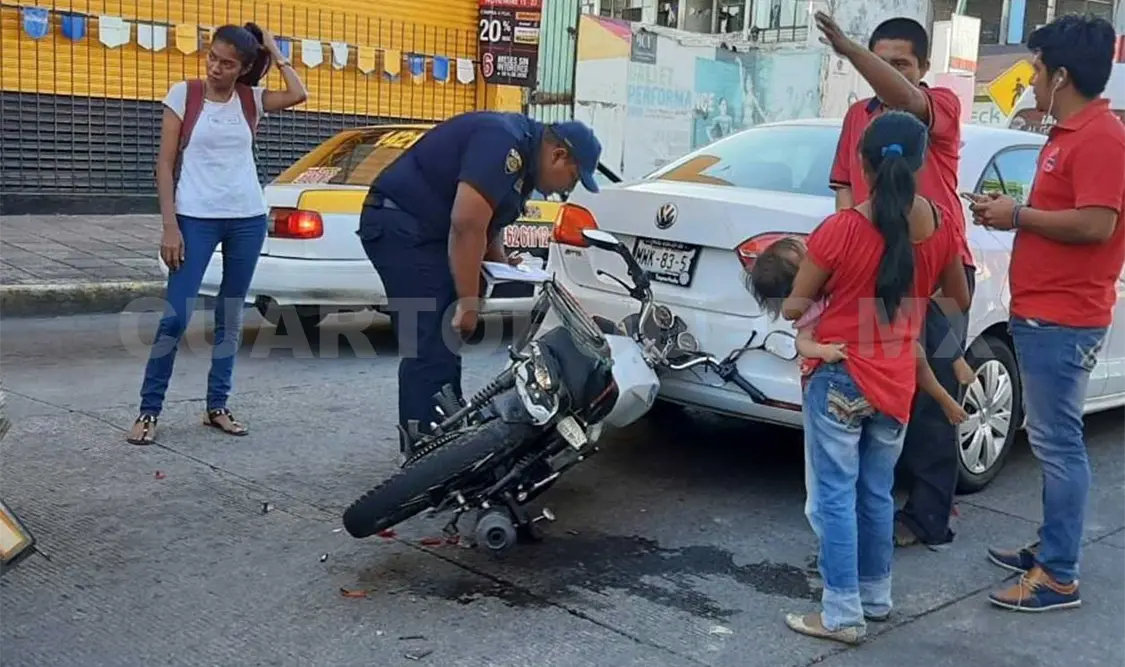Aplastan vehículos a un motociclista