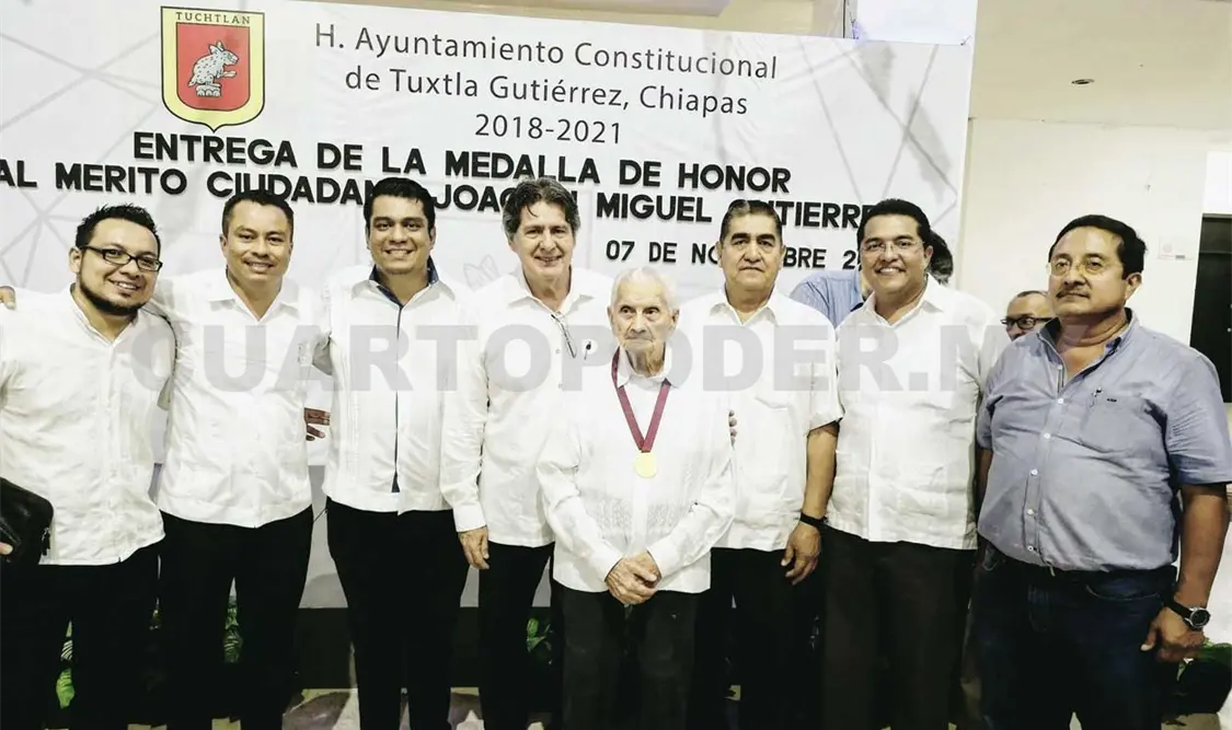 Fernán Pavía recibe Medalla de Honor