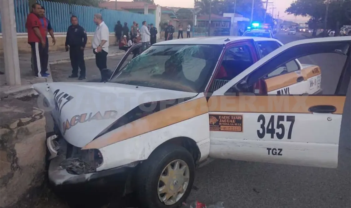 Taxista se estrella contra muro; cinco lesionados