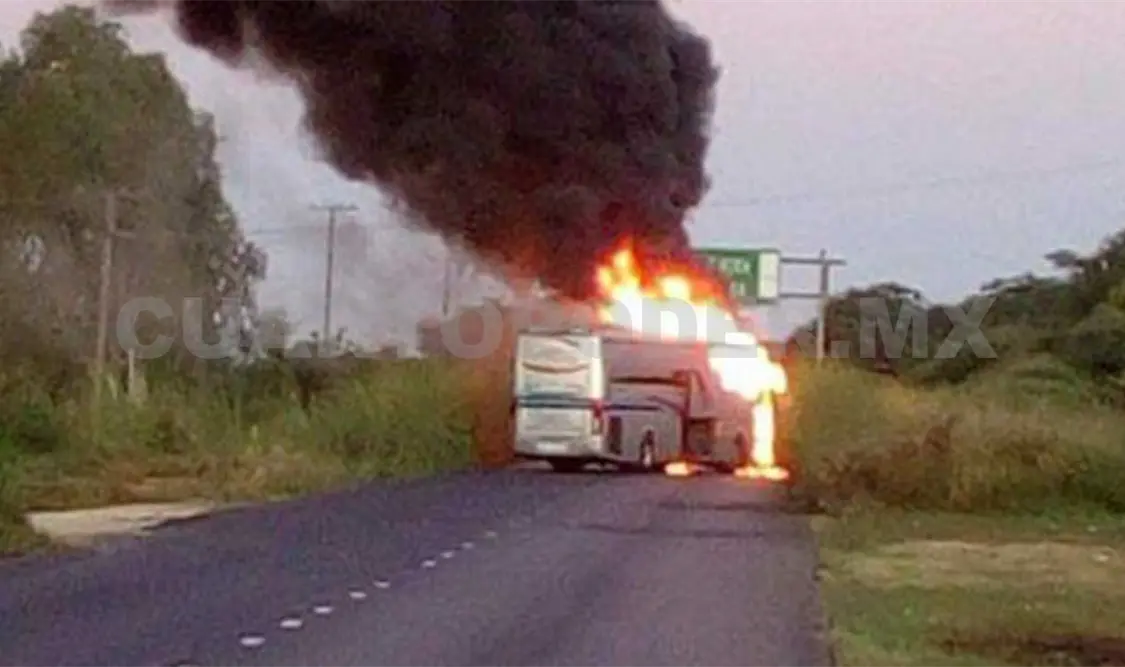 Queman autobús y tractores en carretera