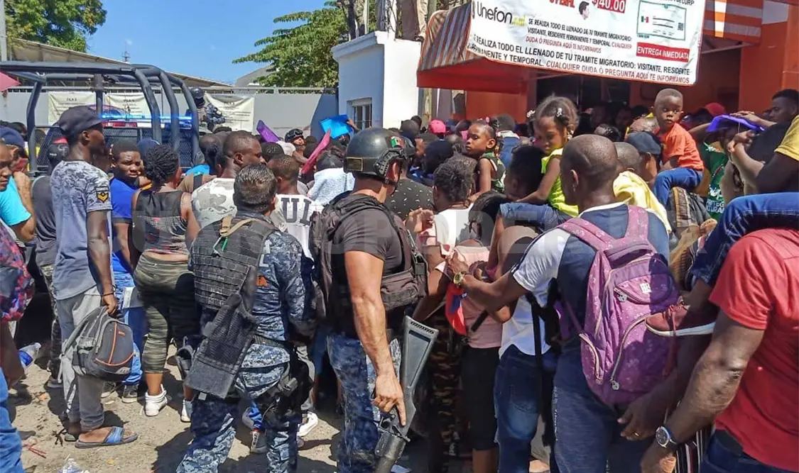 Se amotinan haitianos en oficinas migratorias