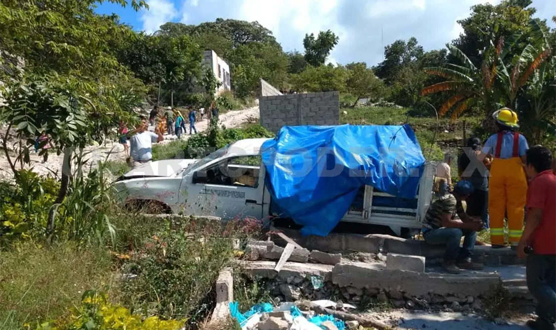 Dos lesionados al volcar camioneta en un predio