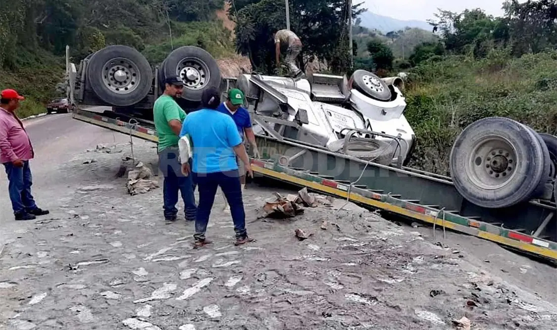 Pese a los aparatoso del accidente, el condutor de la mole de fierros resultó ileso. Dalia Villatoro / CP