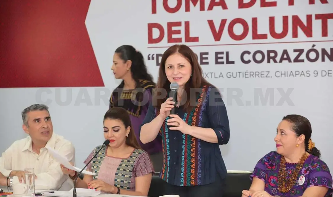 Rosalinda López toma protesta a Voluntariado