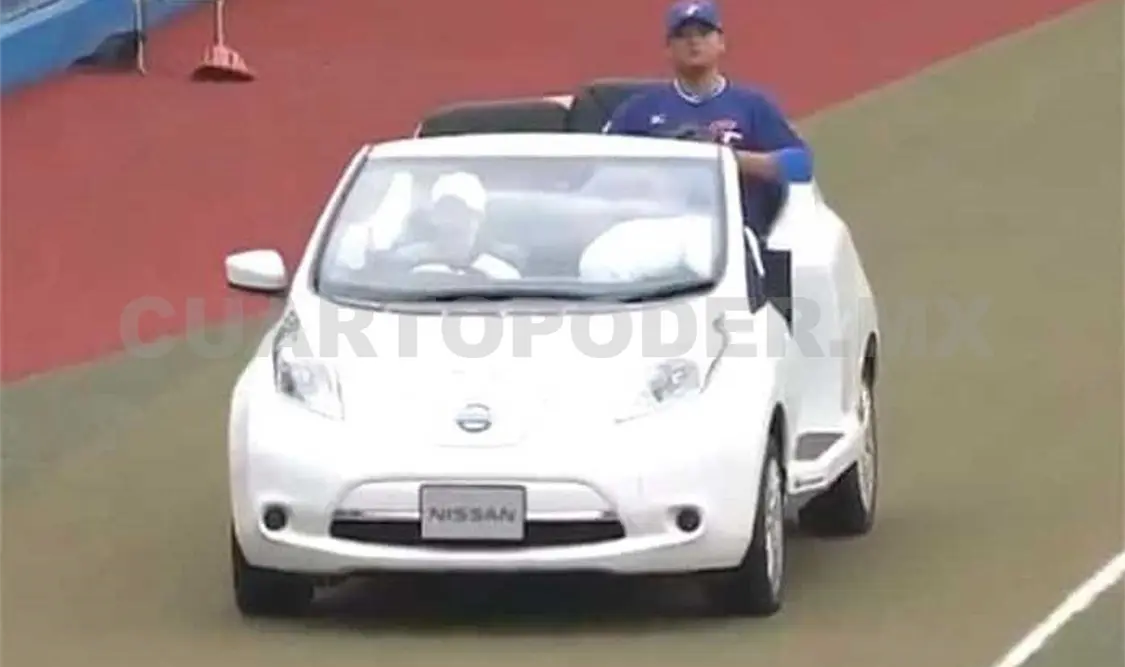 Pícher llega al montículo en coche