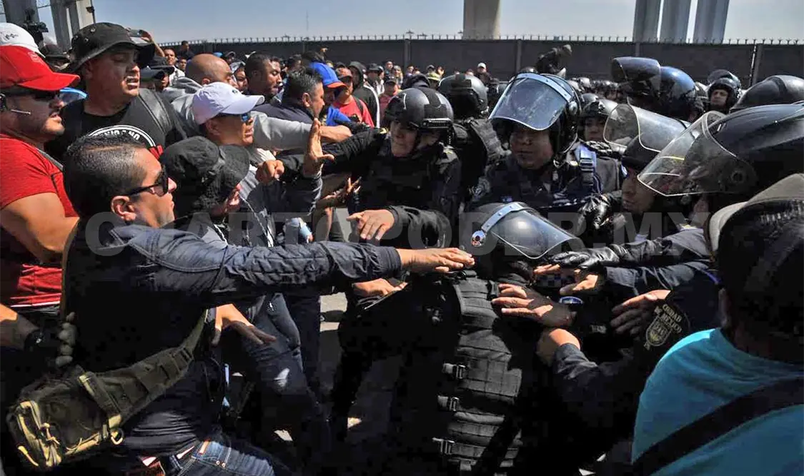 Bloqueo de policías deja 10 lesionados