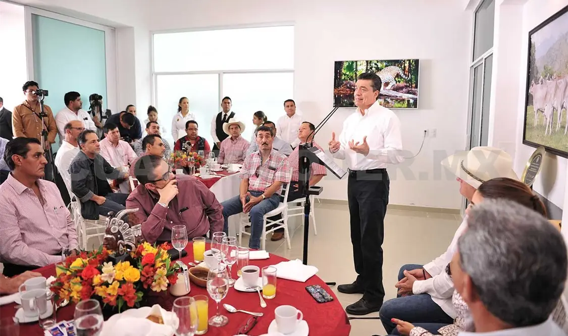 Se reúne gobernador con Criadores de Razas Puras