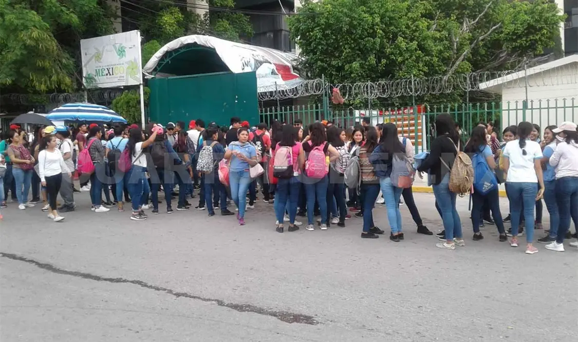 Toman instalaciones de la Secretaría de Educación