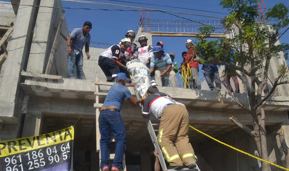Albañil sufre descarga eléctrica en una obra