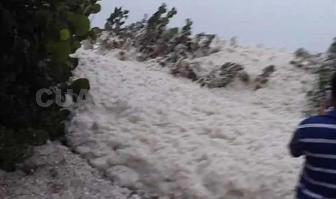 Espuma inunda calles de villa Sánchez Magallanes