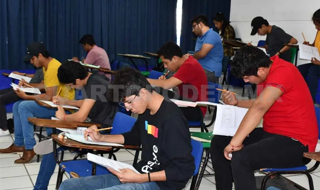 Presentan examen de admisión en la Unach