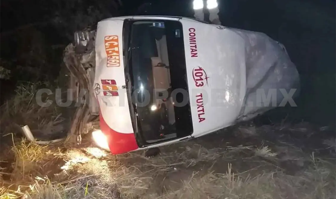 Colectivo que se dirigía a Tuxtla queda volcado