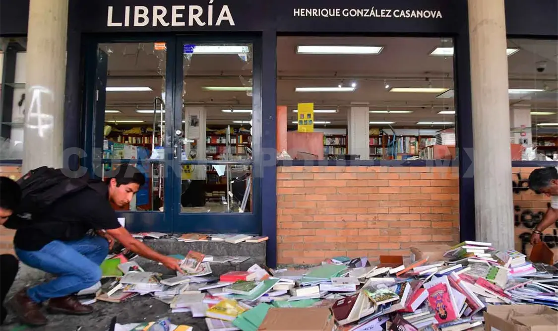 Queman y bajan bandera en rectoría