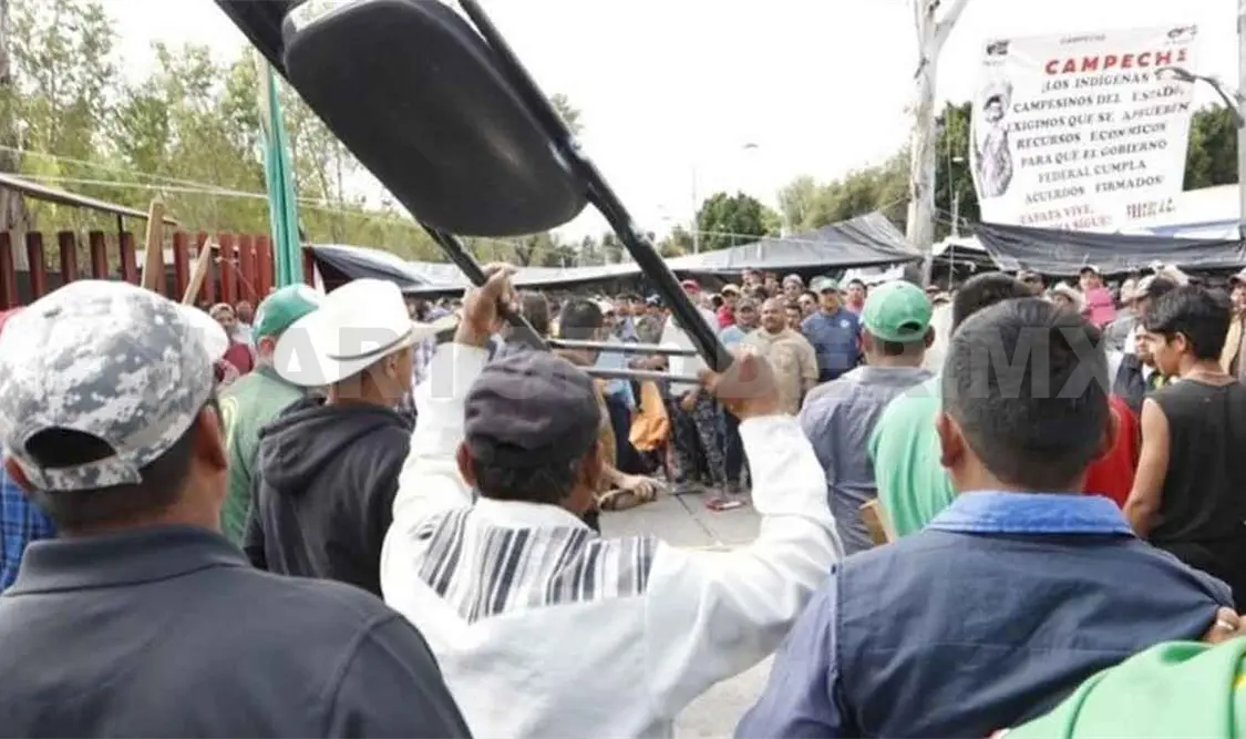 Campesinos se enfrentan por dejar entrar a legisladores