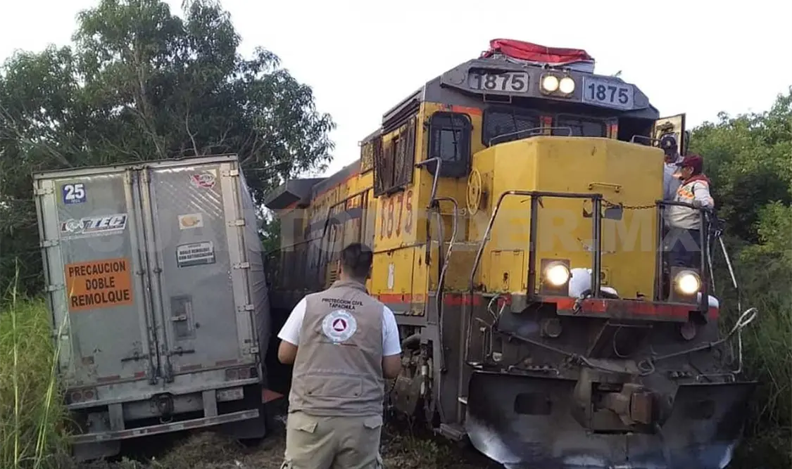 Ferrocarril embiste a tráiler; tres lesionados