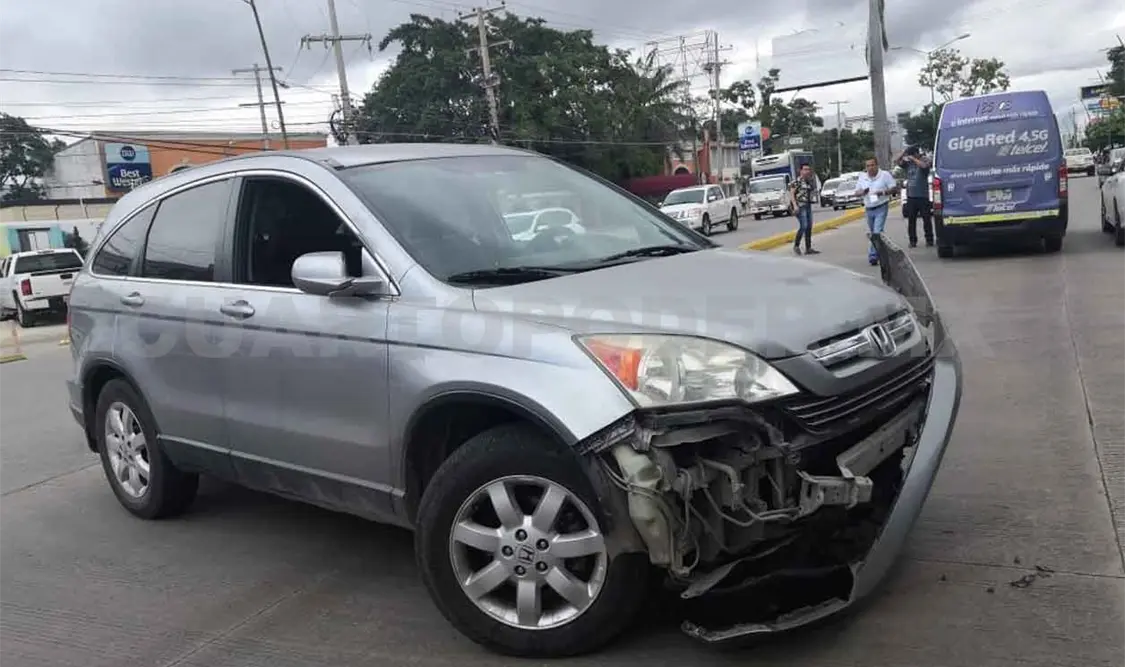 Colectivo de la ruta 125 destroza una camioneta