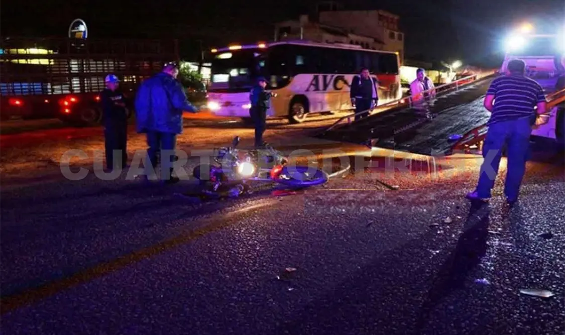 Motociclista resulta lesionado en percance