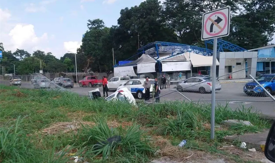 Un lesionado al quedar camioneta en dren pluvial