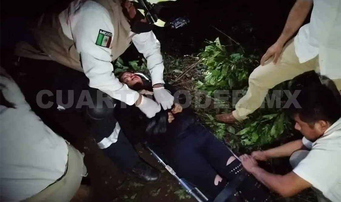 Tres personas lesionadas al salirse taxi de carretera
