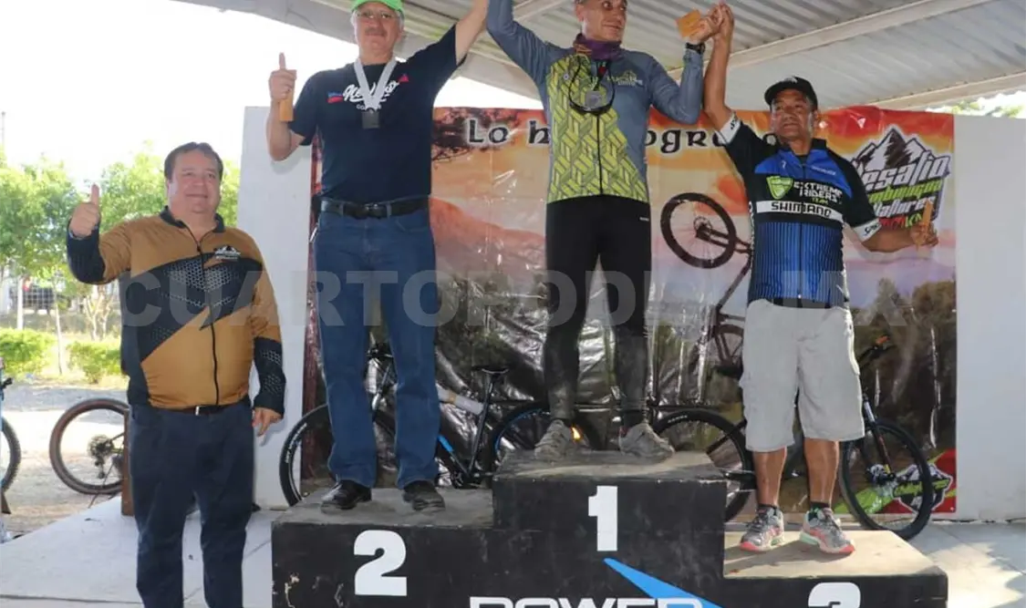 El alcalde Mariano Rosales Zuarth realizó la premiación de los competidores y agradeció a todos por hacer de la carrera un éxito. CP