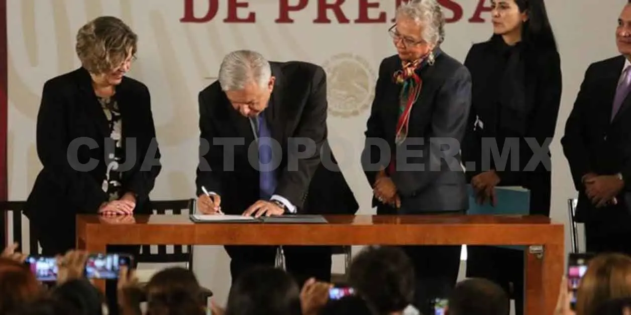 AMLO firma acuerdo por la igualdad
