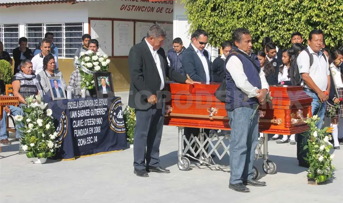 Rinden homenaje a maestro asesinado