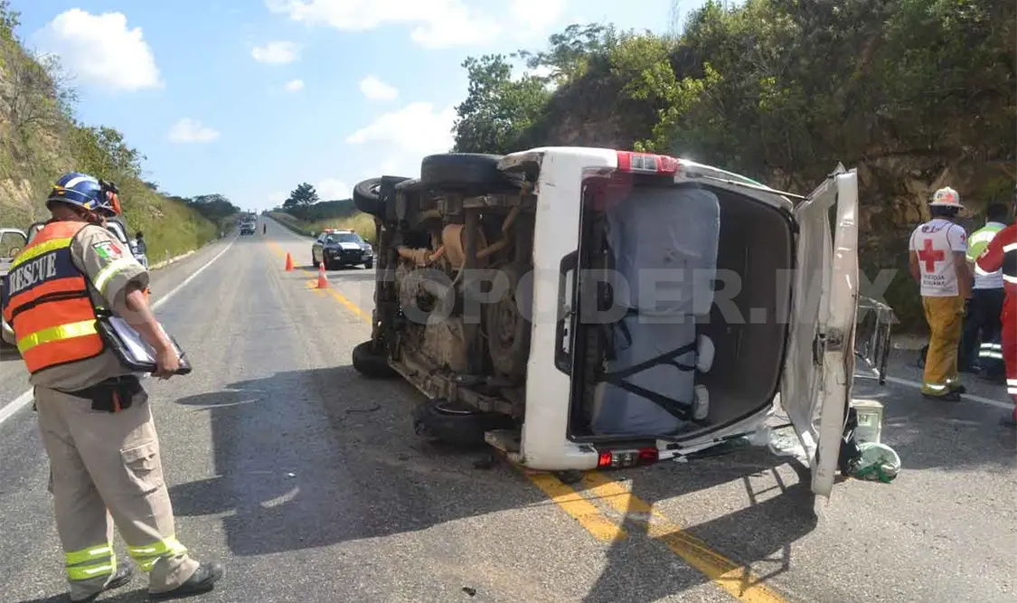 Volcadura de colectivo se saldó con 15 personas lesionadas